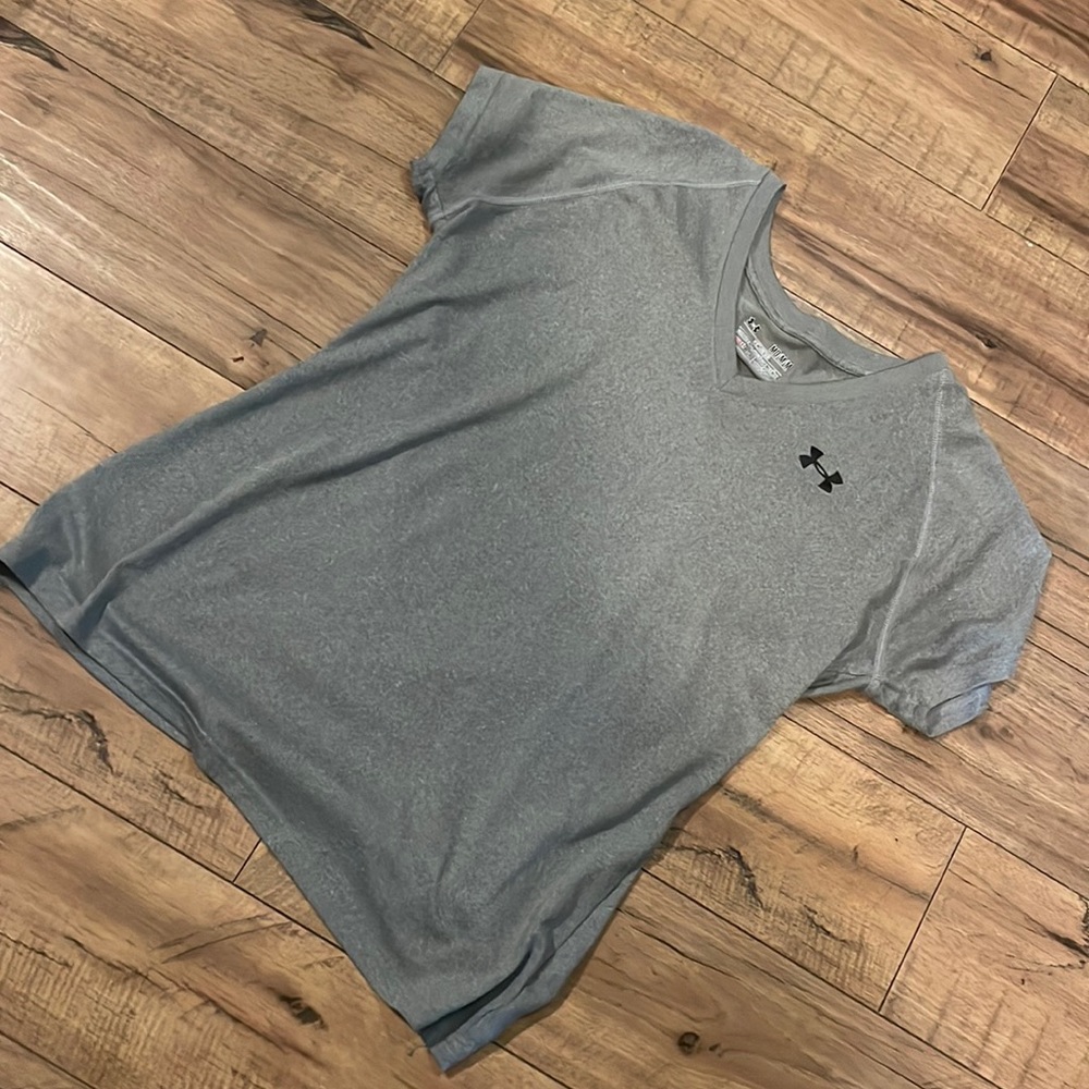 Womens medium under armour semi fitted tee
